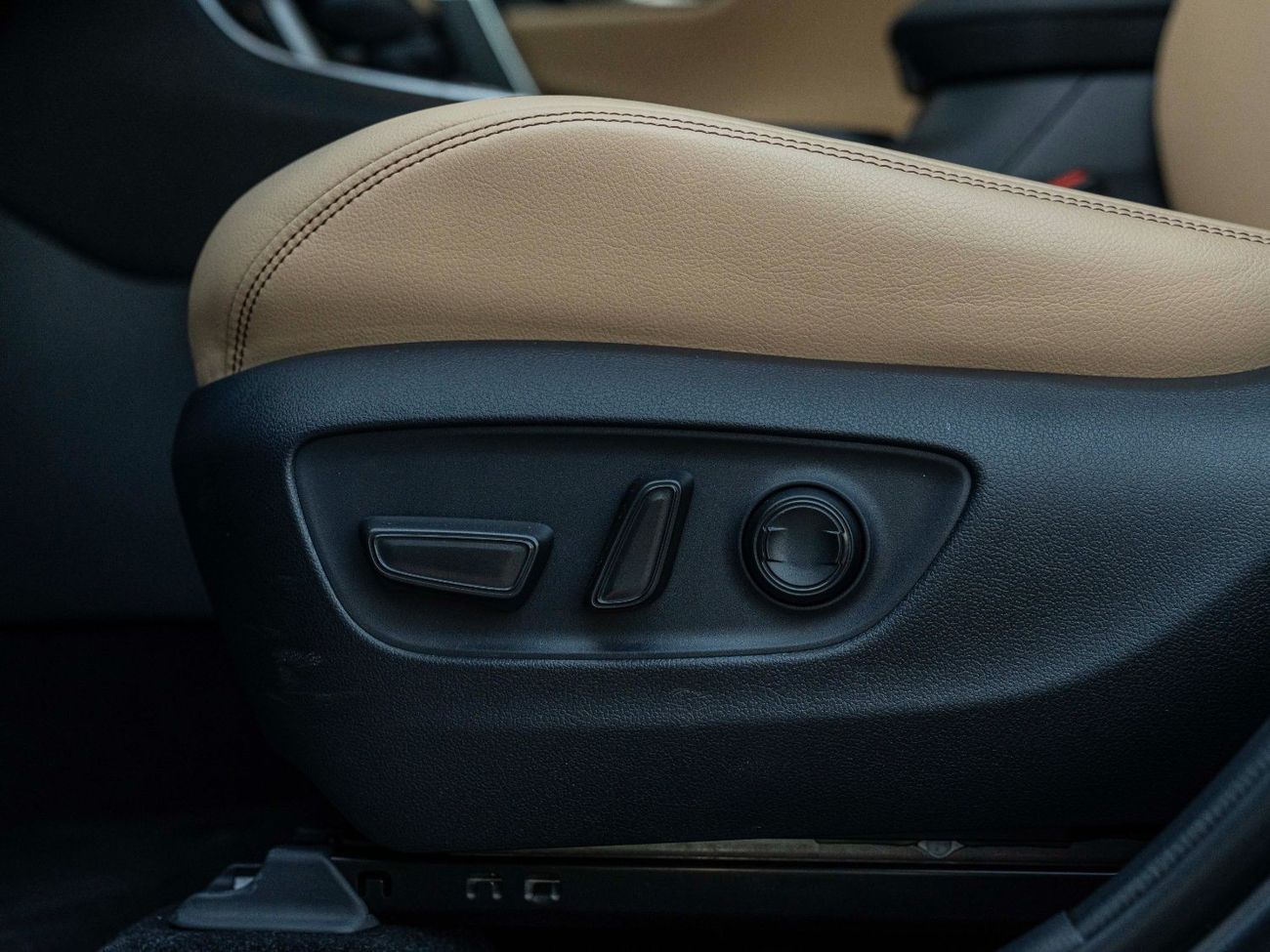 Toyota RAV4 AED 2,327 PM • RAV 4 HYBRID VXR • ONLY 11,500 KMS • OFFICIAL AL FUTTAIM MOTORS TOYOTA WARRANTY