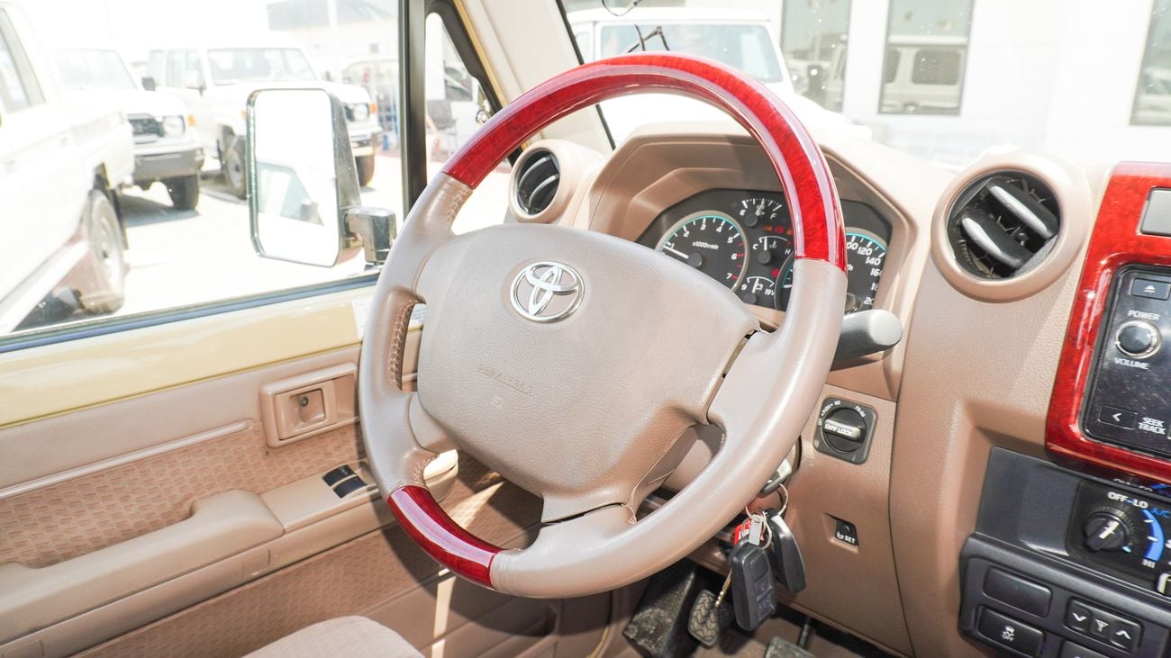 Toyota Land Cruiser Pick Up LX 4.0L V6 SINGLE CABIN M/T