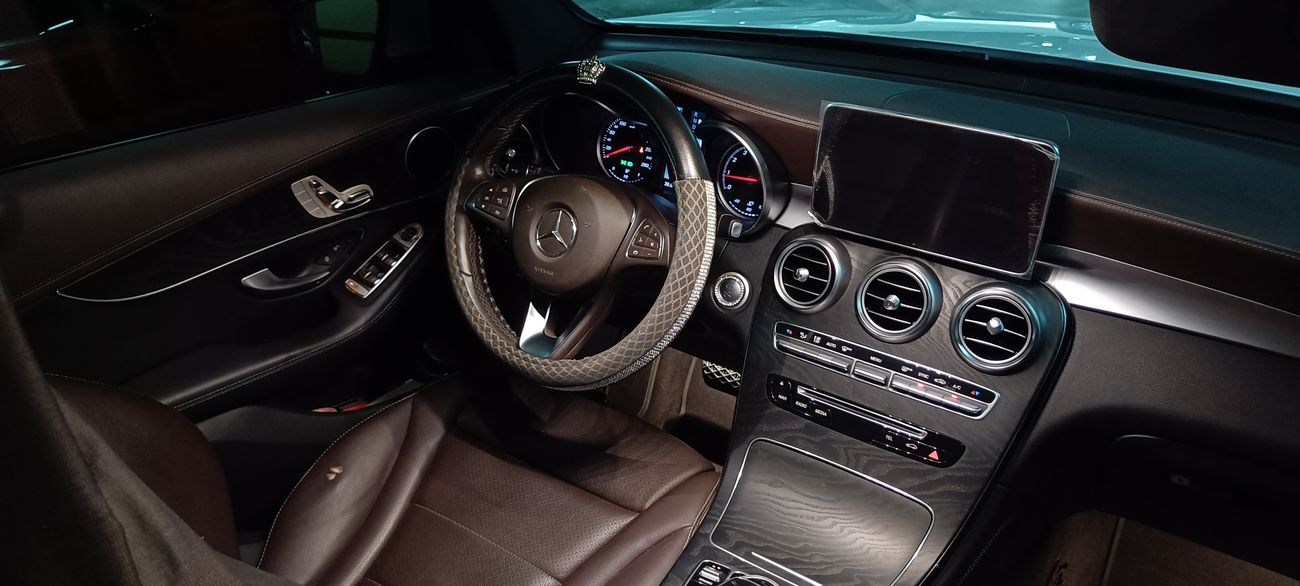 مرسيدس بنز GLC 250 4MATIC 2.0L