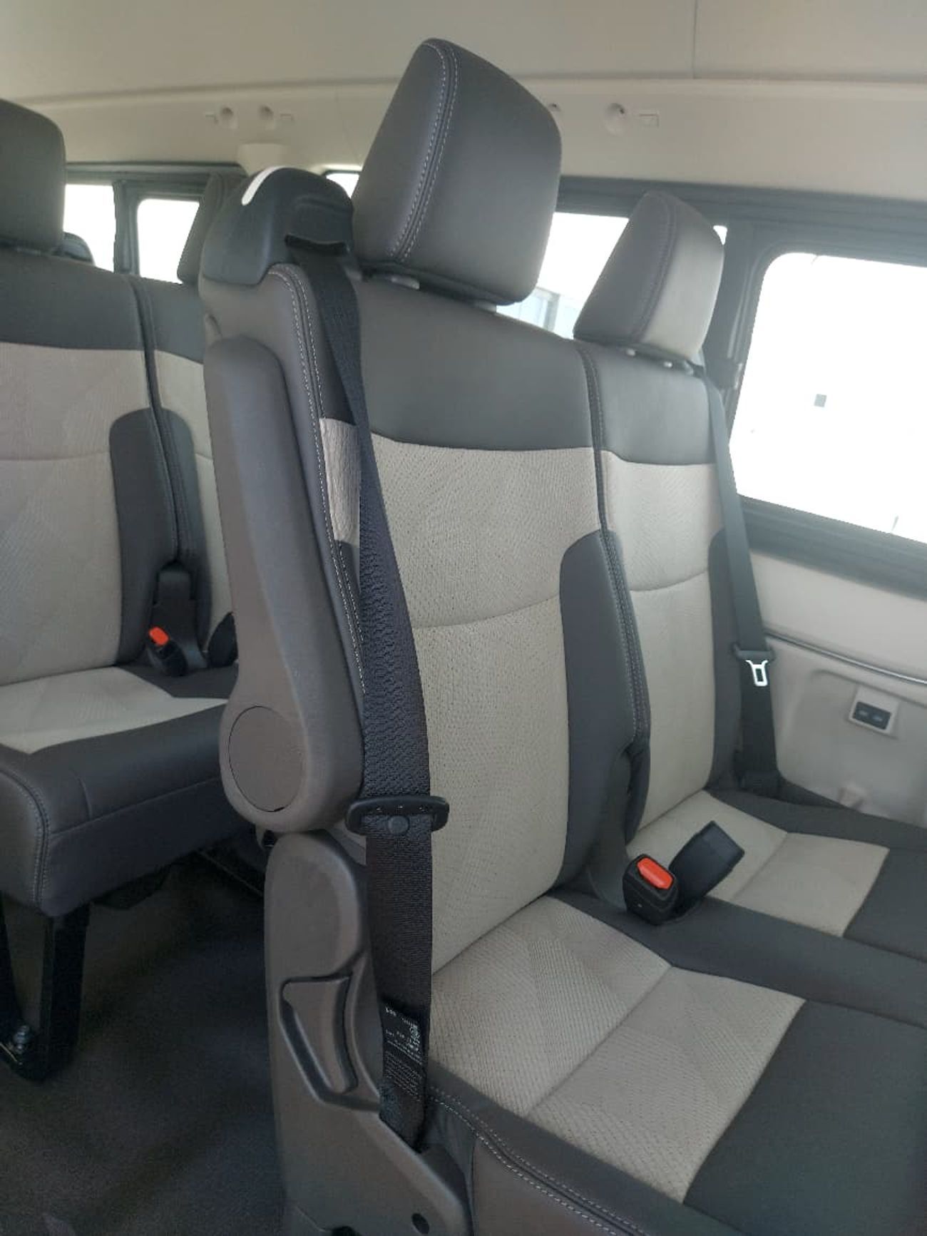 Toyota Hiace 2.8L DIESEL HIGH ROOF 13 SEATER MANUAL TRANSMISSION