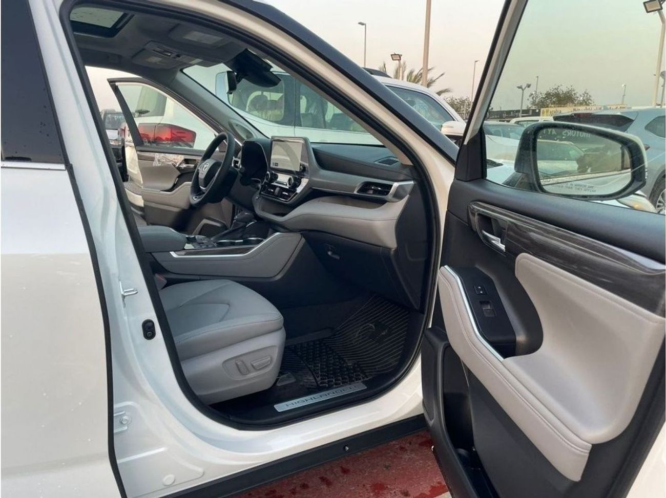 تويوتا هايلاندر 2024 TOYOTA HIGHLANDER PLATINUM 2.5L petrol AUTOAMTIC SUNROOF AWD ZERO KM