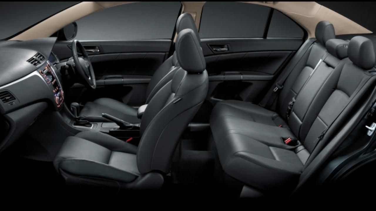Suzuki Kizashi interior - Seats