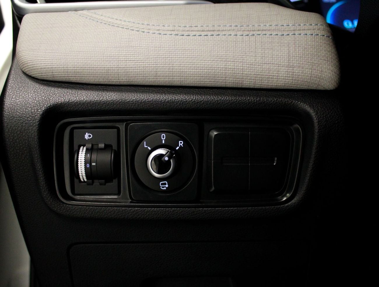 JAC J7 JAC J7 White with Black Top