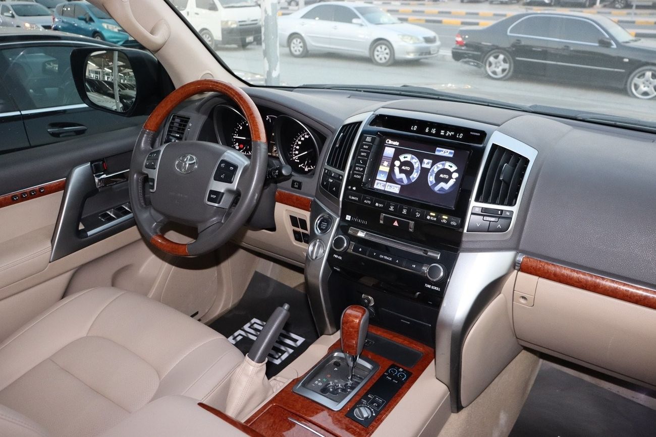 تويوتا لاند كروزر VXR