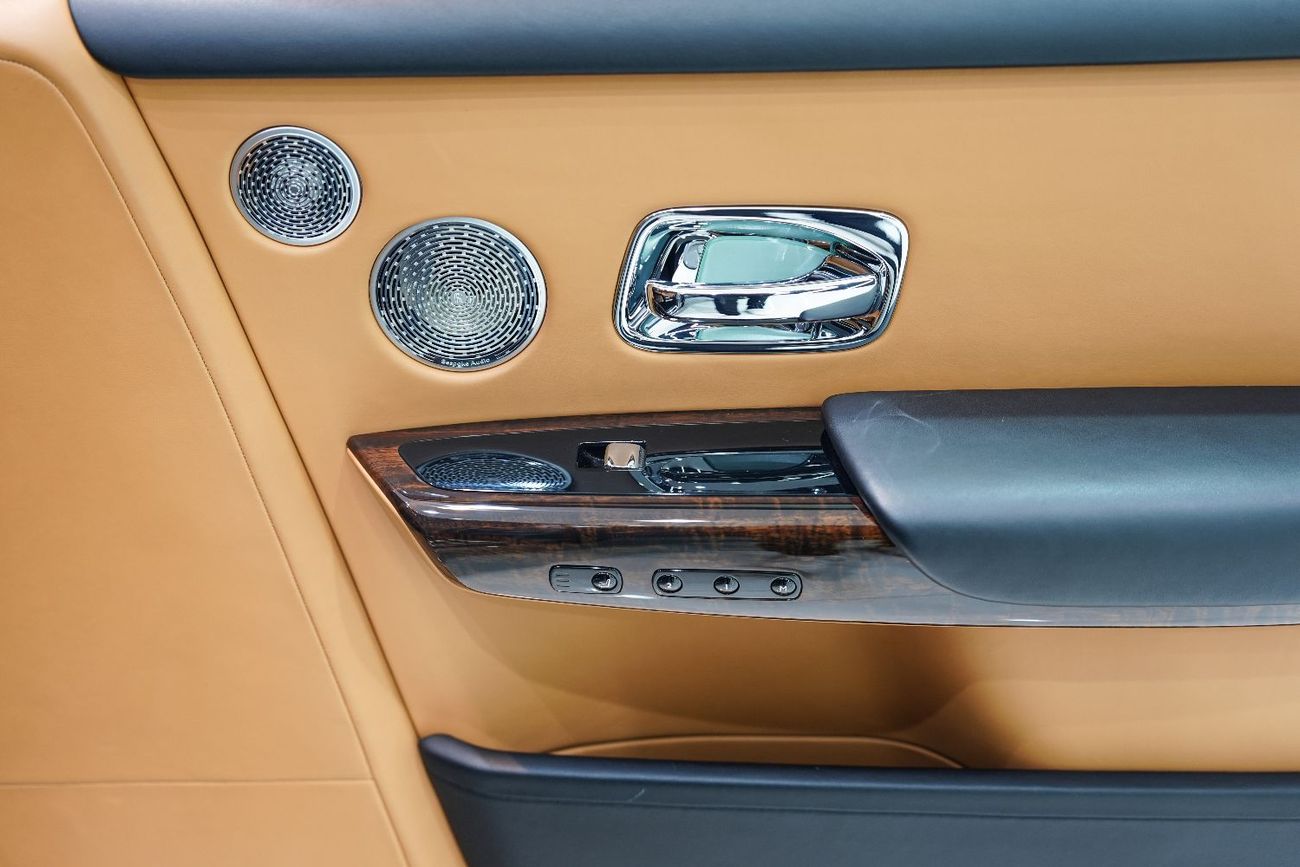 رولز رويس فانتوم Rear Entertainment, Bespoke Audio, Starlight Roof, GCC Spec!!