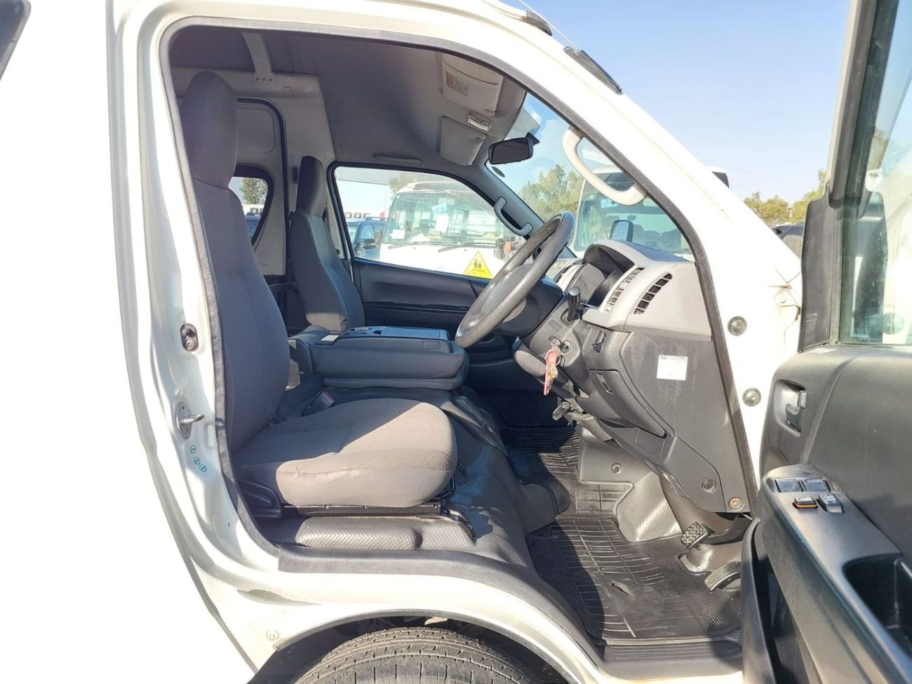 تويوتا هاياس TOYOTA HIACE COMMUTER VAN RHD 2015 MODEL 3.0 L DIESEL AUTOMATIC(PM16486)