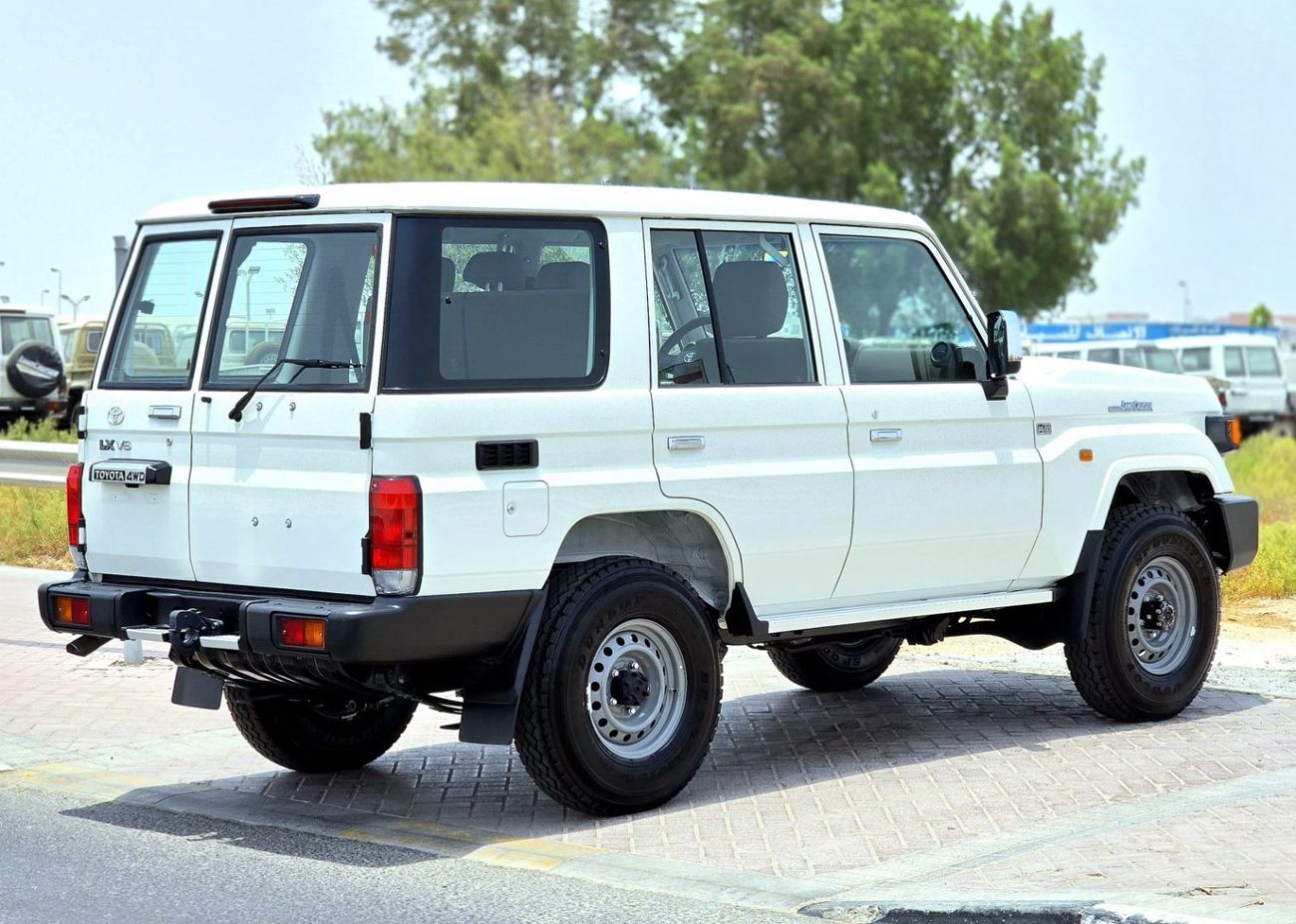 تويوتا لاند كروزر LC76 PETROL 4.0L - STD - E - DIFF LOCK - A/T - WHITE INSIDE BEIGE - 2025 - OMANI