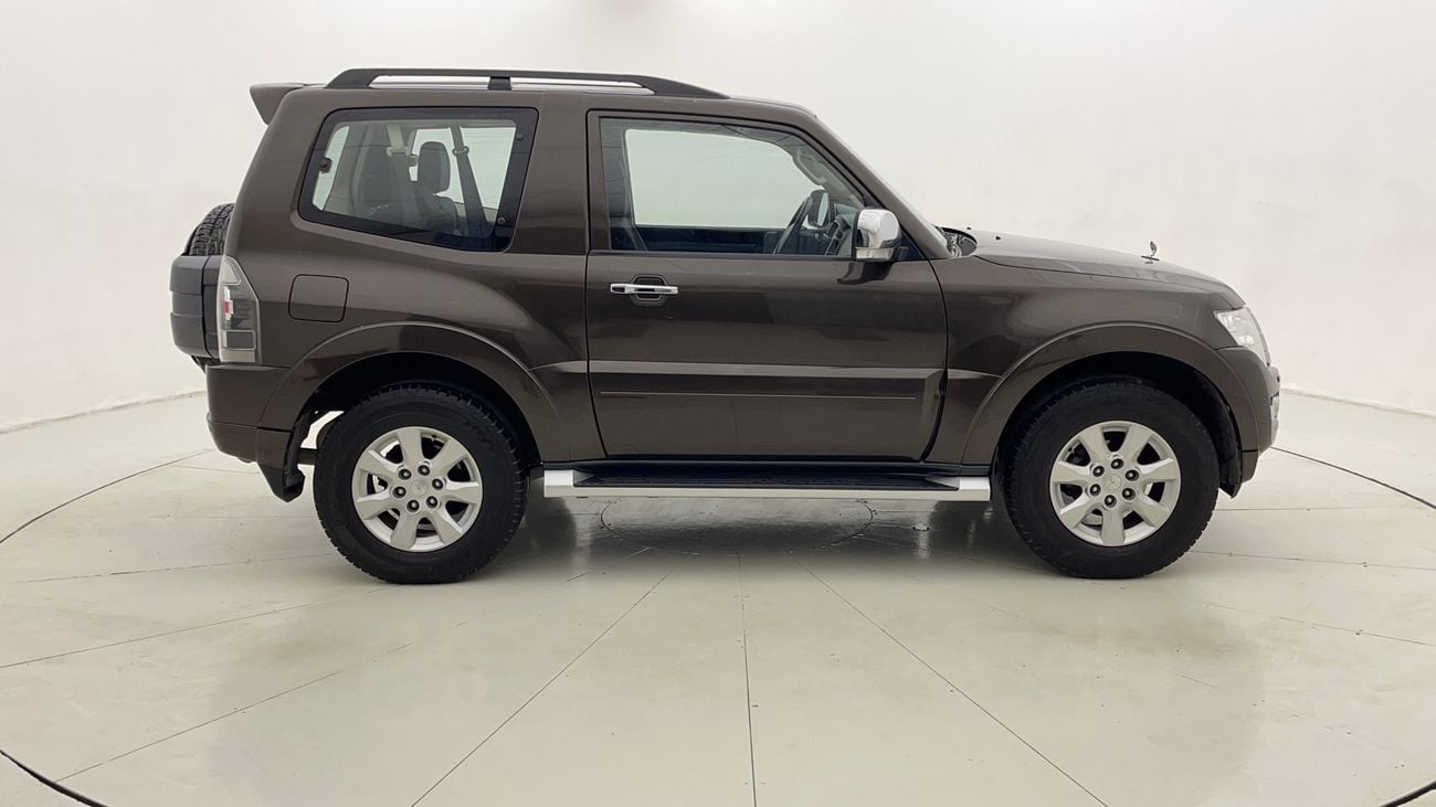 ميتسوبيشي باجيرو 2017 GLS MIDLINE SWB | AED 1101/Month | 0 DP | 30 Day Return | Warranty | Service History