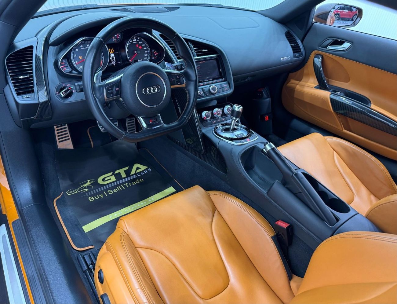 Audi R8 V8 AWD 4.2L (430 HP) 2015 Audi R8 Quattro Coupe V8, Full Service History, Carbon Fiber Package, Very