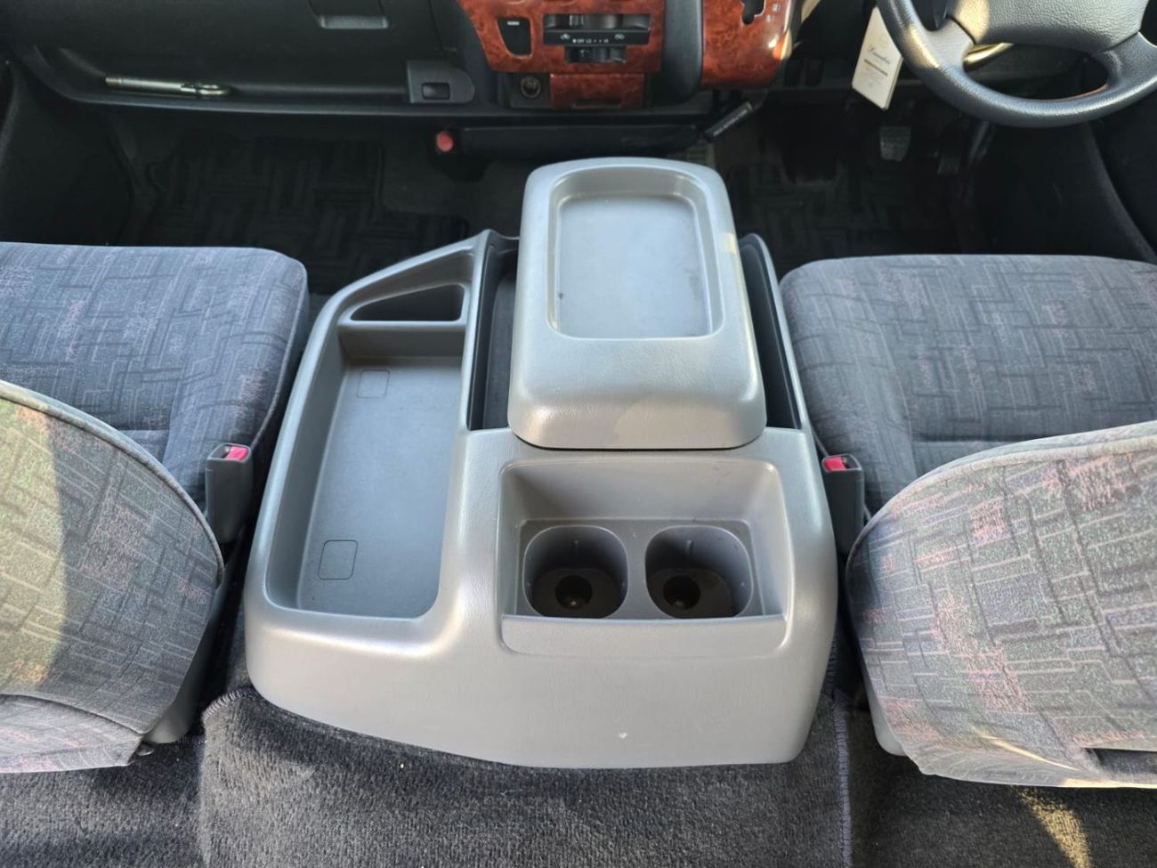 Toyota Hiace TOYOTA HIACE COMMUTER VAN RHD 2006 MODEL 2.7 L PETROL AUTOMATIC(PM02168)