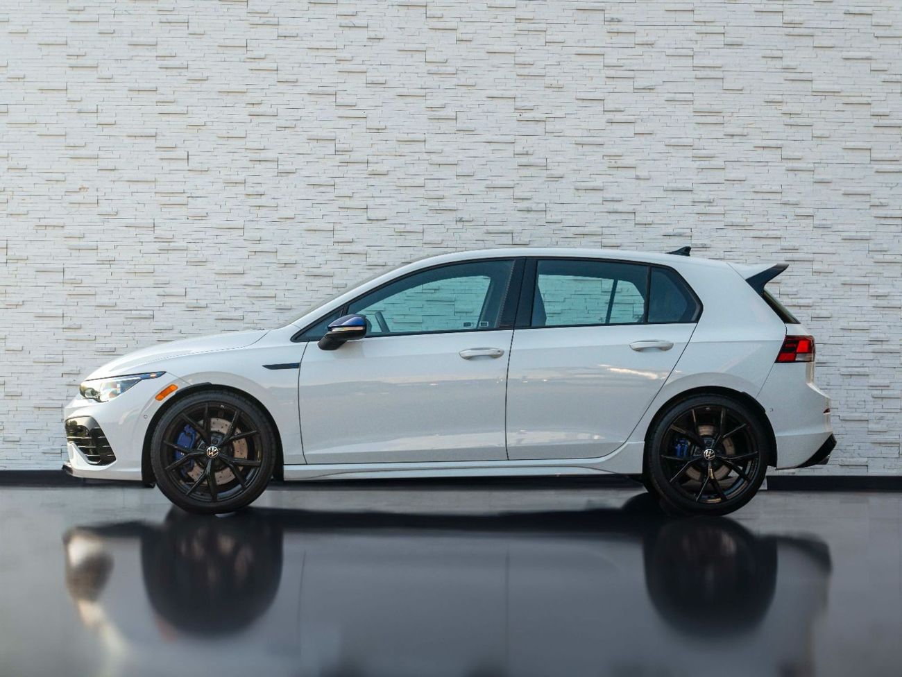 فولكس واجن جولف ار AED 2,595 PM • GOLF R • ONLY 17,000 KM • OFFICIAL VOLKSWAGEN WARRANTY UNTIL 07/2025 • CLEAN TITLE