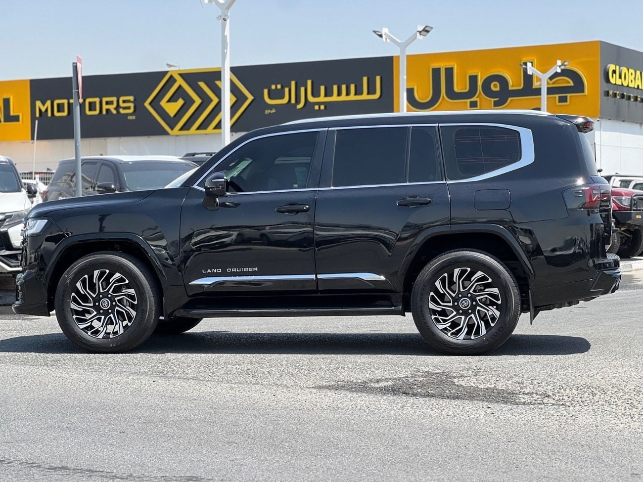 Toyota Land Cruiser GXR TOYOTA: Land Cruiser TWIN TURBO ENGINE : 3.5L 6 cylinder PETROL MODEL : 2023 COLLAR : BLACK INTERIOR