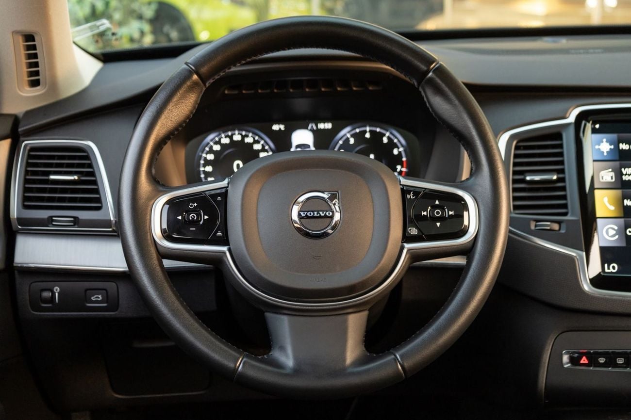فولفو XC 90 MOMENTUM
