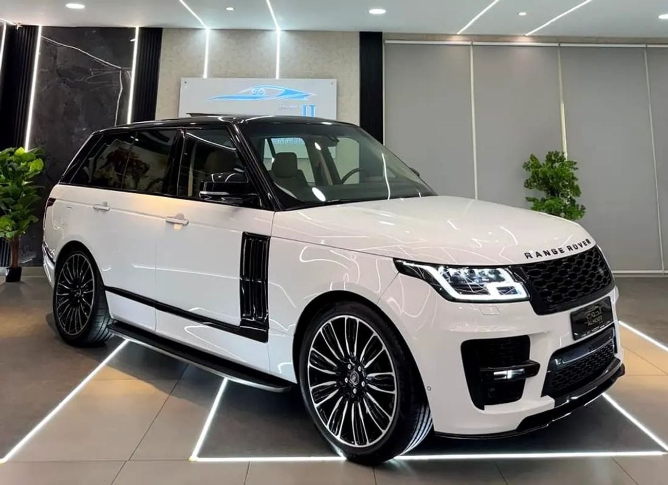 Land Rover Range Rover AMAZING VOGUE SV DESIGN || V8 SUPERCHARGED || GCC || PERFECT CONDITION