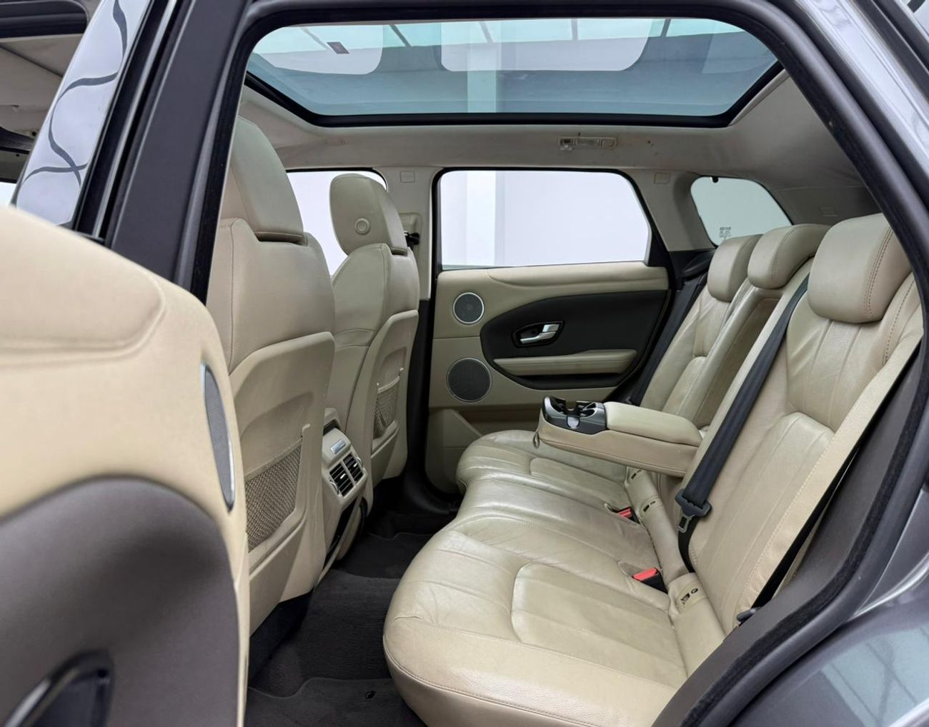 لاند روفر رانج روفر إيفوك HSE 2.0L SUV (5 Door)
