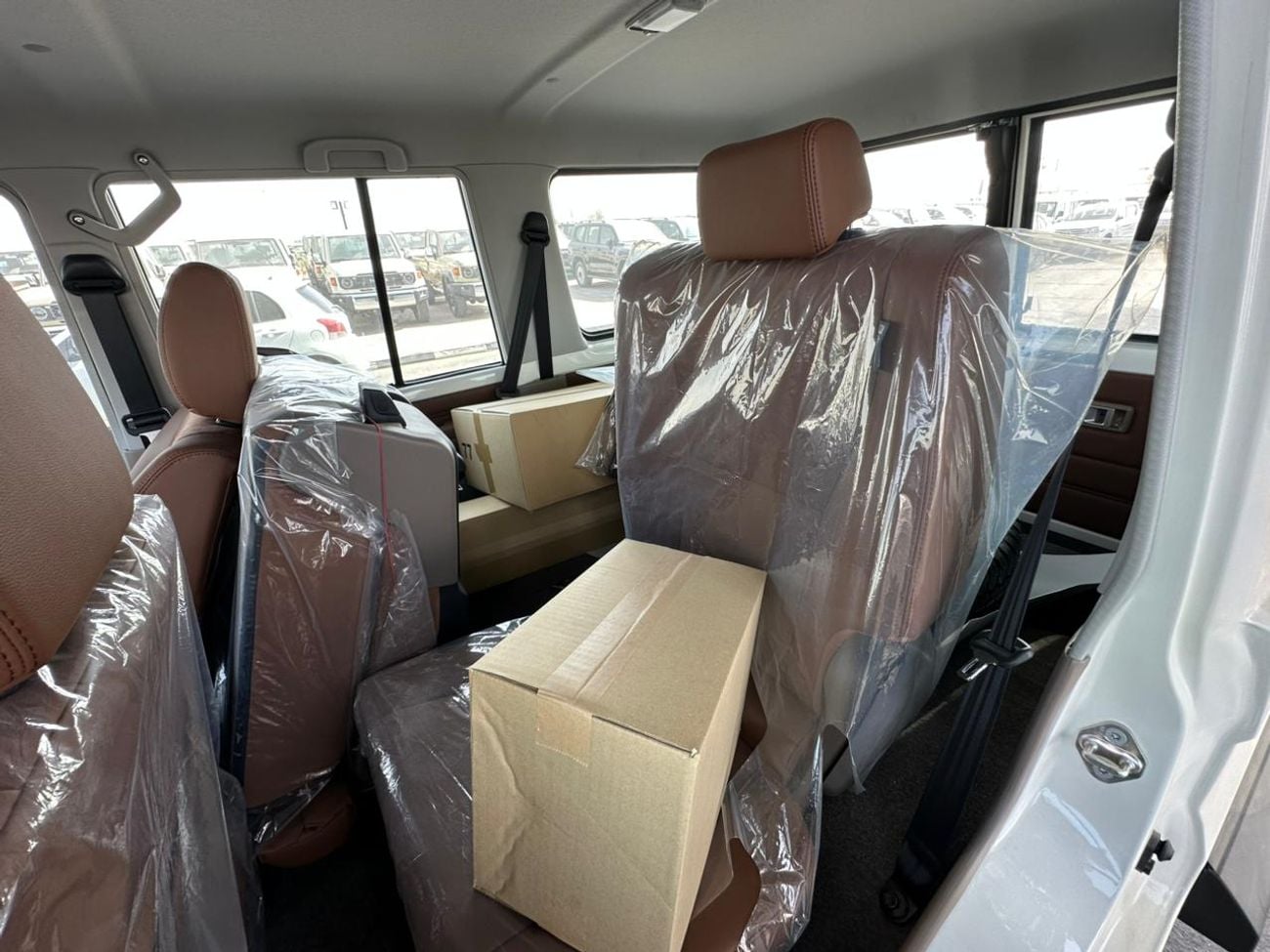 Toyota Land Cruiser 70 LX 2.8L  2025  LC76-Z 2.8 DSL  White/tan