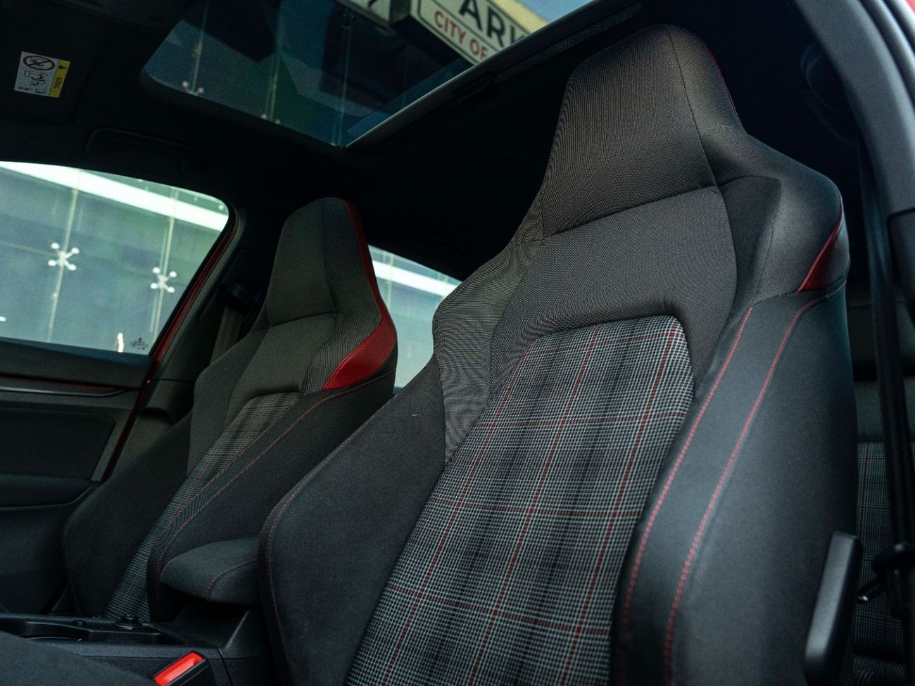 فولكس واجن جولف GTI AED 1,887 PM • GTI P1 MID • ONLY 59,000 KMS • OFFICIAL VOLKSWAGEN SERVICE HISTORY AND WARRANTY