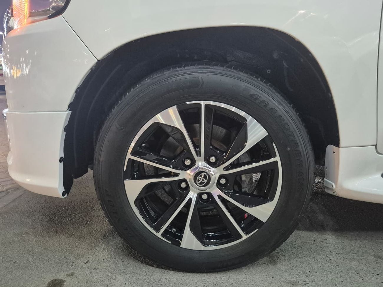 Toyota Land Cruiser VXR 5.7L 4WD TOYOTA LAND CRUISER GRAND TOURING 2020