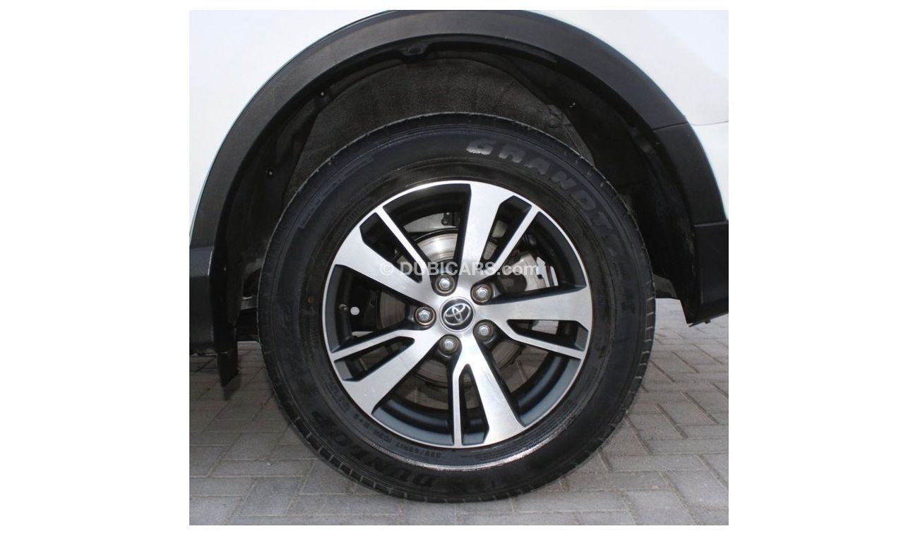 تويوتا راف ٤ EX تويوتا راف فور 2018 ابيض خليجي بحالة ممتازة بدون حوادث