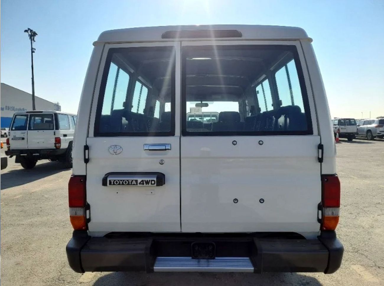 تويوتا لاند كروزر 70 RHD TOYOTA LAND CRUISER LC78 4.2L DIESEL MT MY2025 - WHITE