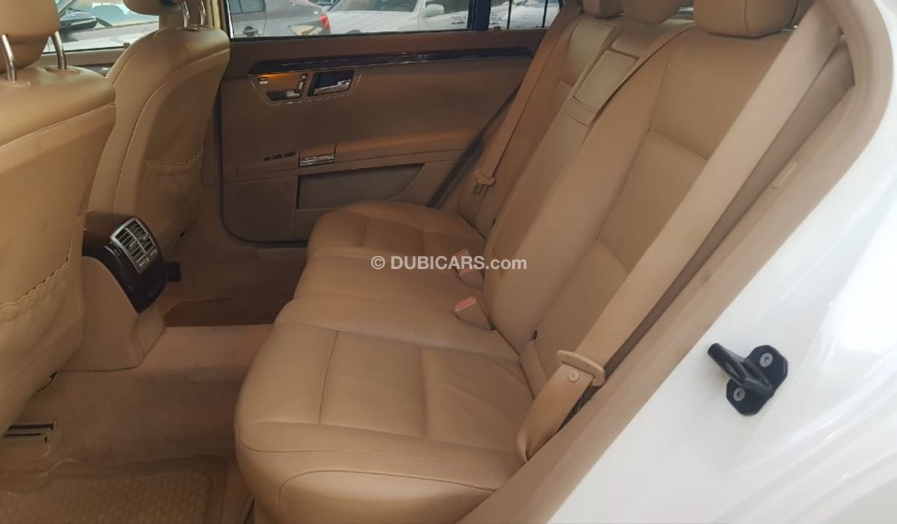مرسيدس بنز S 350 موديل 2011 حاله ممتازه من الداخل والخارج فل مواصفات كراسي جلد ومثبت سرعه وتكييف خلفي ونظام صوت ممتاز