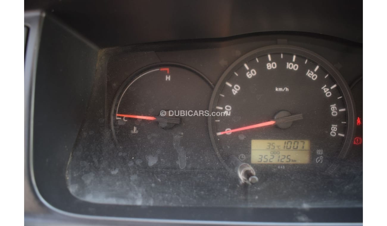 Toyota Hiace Toyota Hiace Midroof Bus 15 seater, Model:2014. Excellent condition