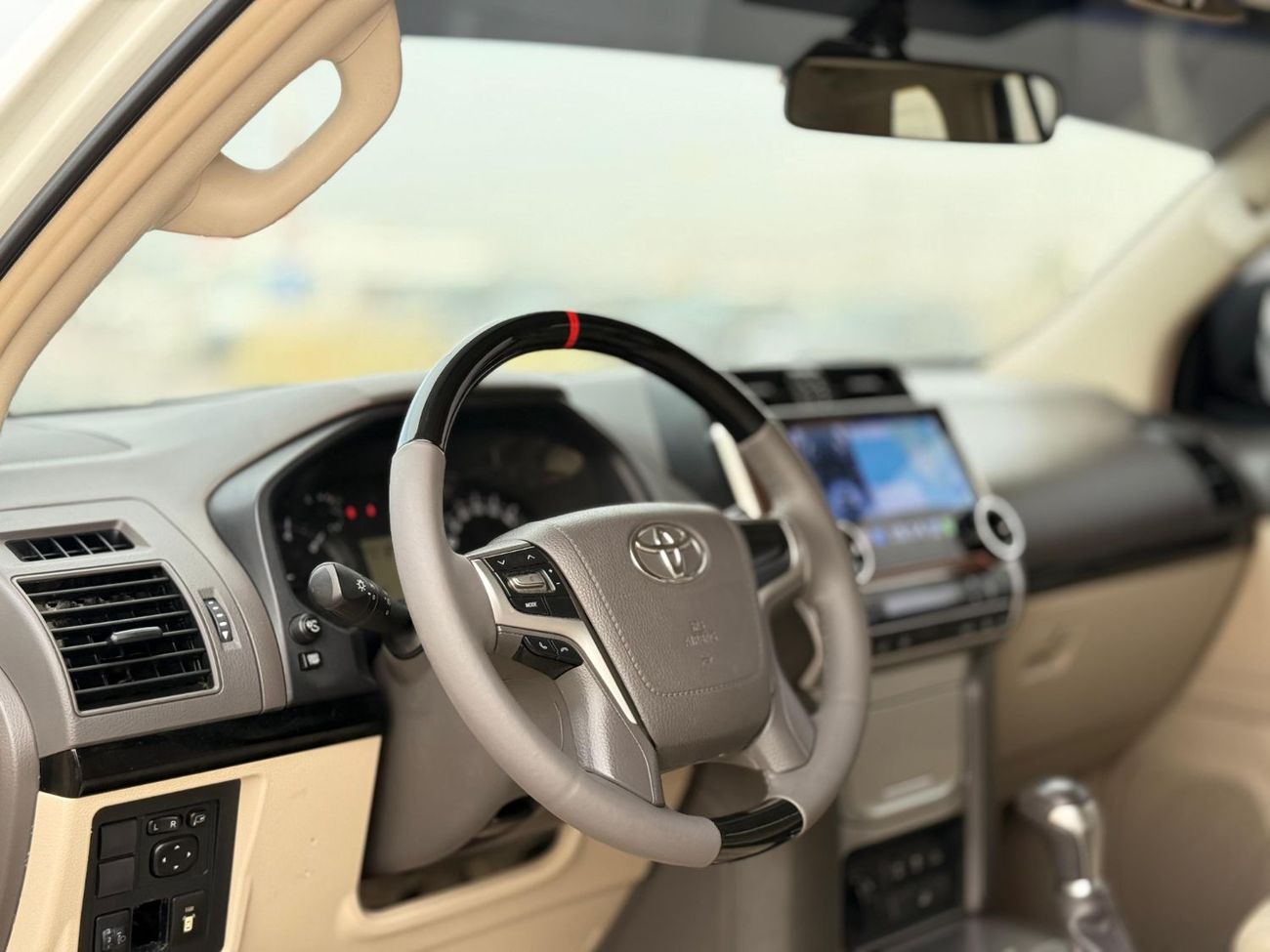 Toyota Prado Toyota Prado 2019 white 4x4 Gcc specs 6cylinders 4.0L Petro engine