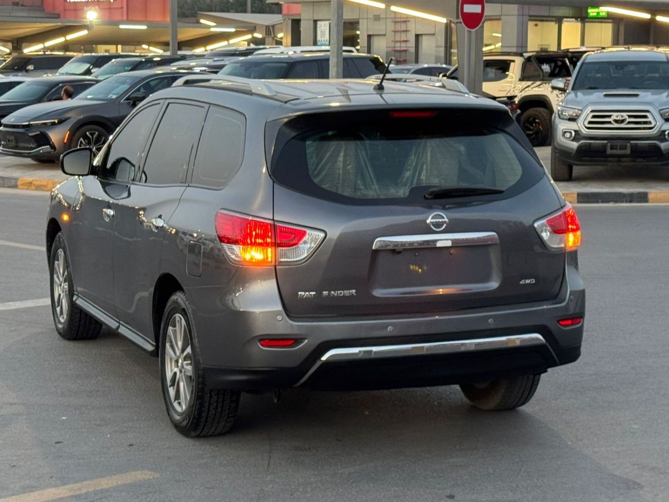 Nissan Pathfinder SE Top 3.5L in good condition inside & out