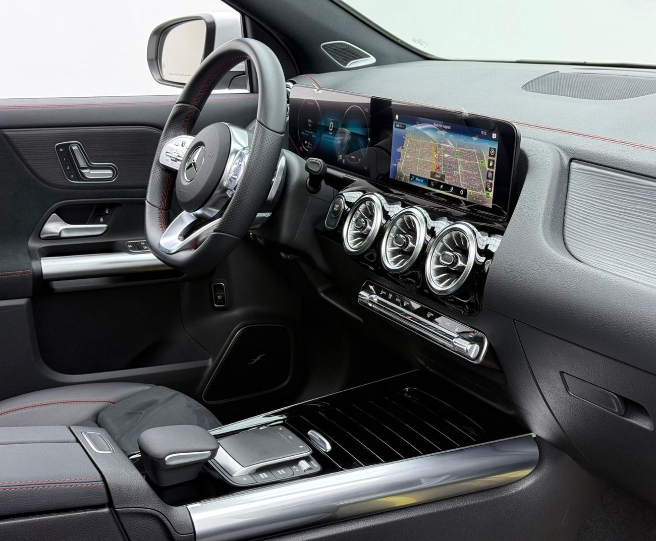 مرسيدس بنز EQA 350 SUV 2023 Mercedes Benz EQA 350 4Matic, 2032 MB Warranty + Service Pack, Very Low Km, GCC