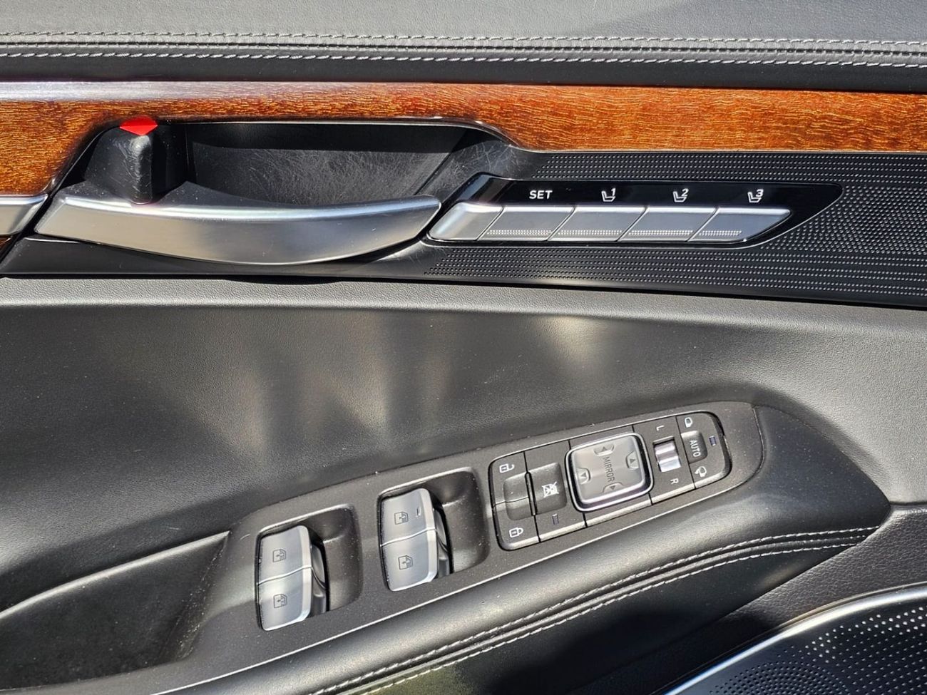 جينيسس G90 Royal 5.0L (407 HP) RWD