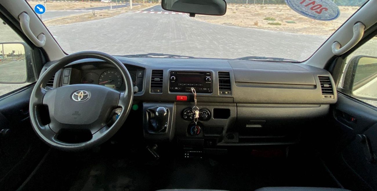 Toyota Hiace GL - Standard Roof 2.7L Toyota Hiace Van 2017 GCC , without accidents, in excellent condition