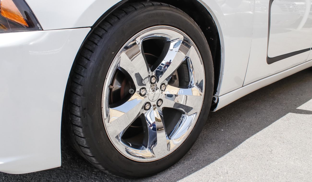 دودج تشارجر 2013 Hemi Rt Full options American specs sunroof DVD camera leather interiors