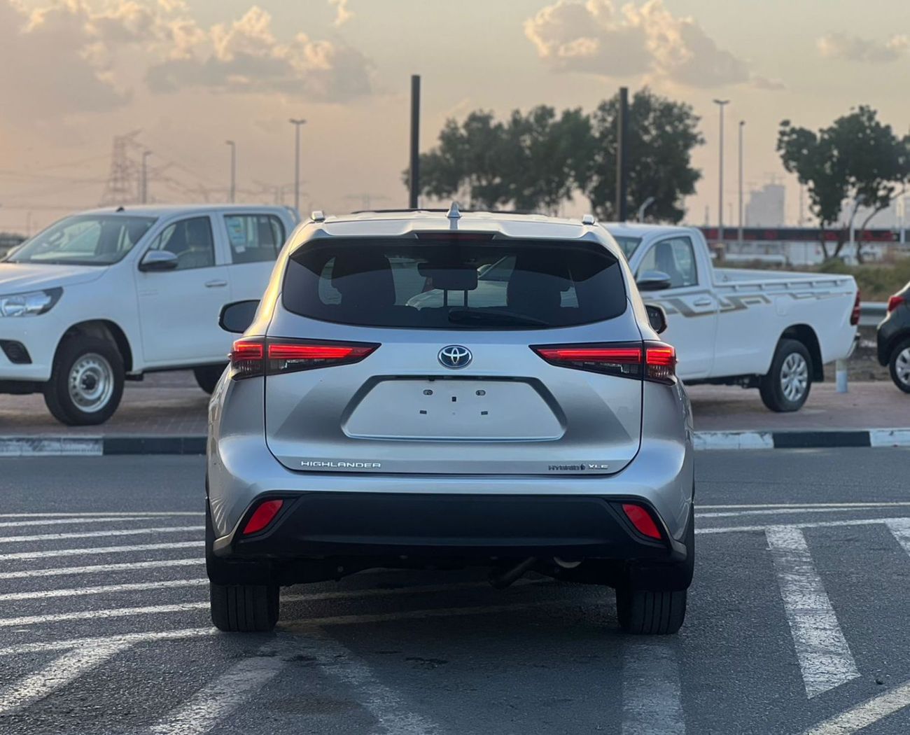 Toyota Highlander 2023 Toyota Highlander Hybrid XLE Full Option - 2.5L V4 - AWD 4x4 - Rear Camera - Sunroof- Leather s