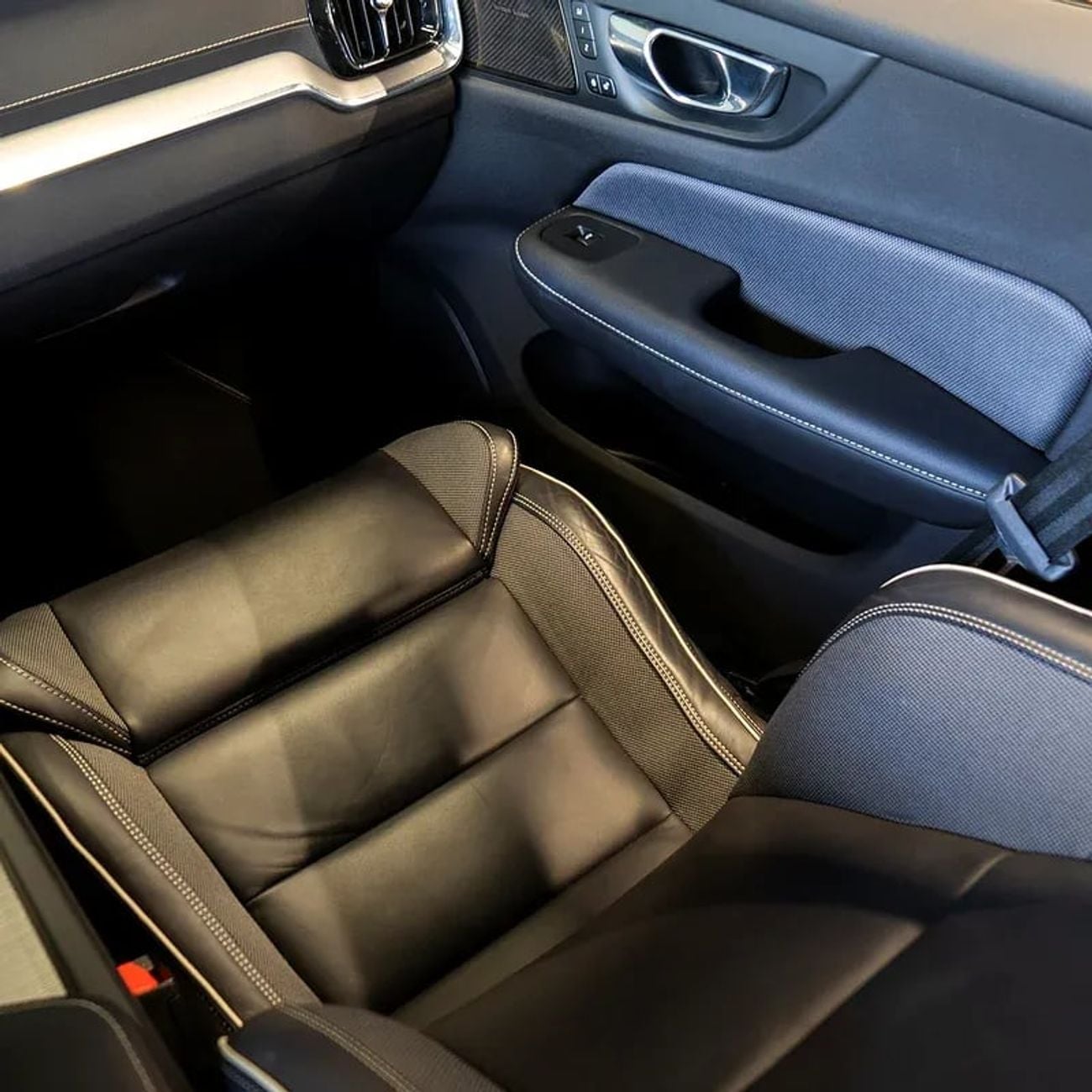 Volvo S60 B4 R Design 2.0L AED 1,819 pm • 0% Downpayment • S60 R-Design • Agency Warranty