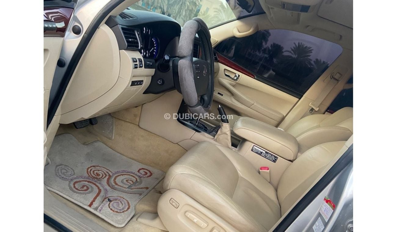Lexus LX 570 exus LX 570 model 2011  G cc full options accident free original pant very very good condition clean