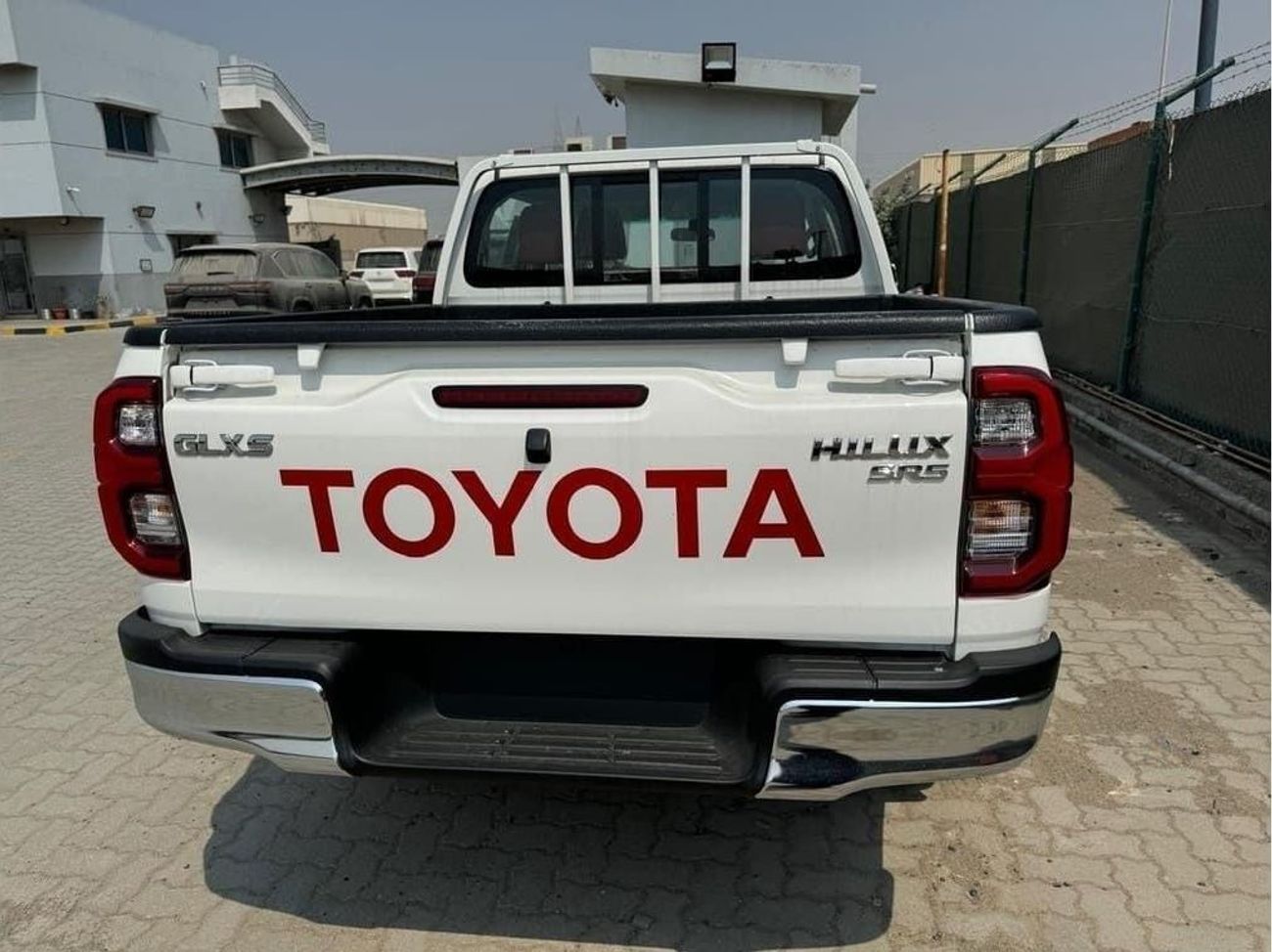 تويوتا هيلوكس Toyota Hilux 2.7L Petrol AT Full Option With Bush Start MY2025