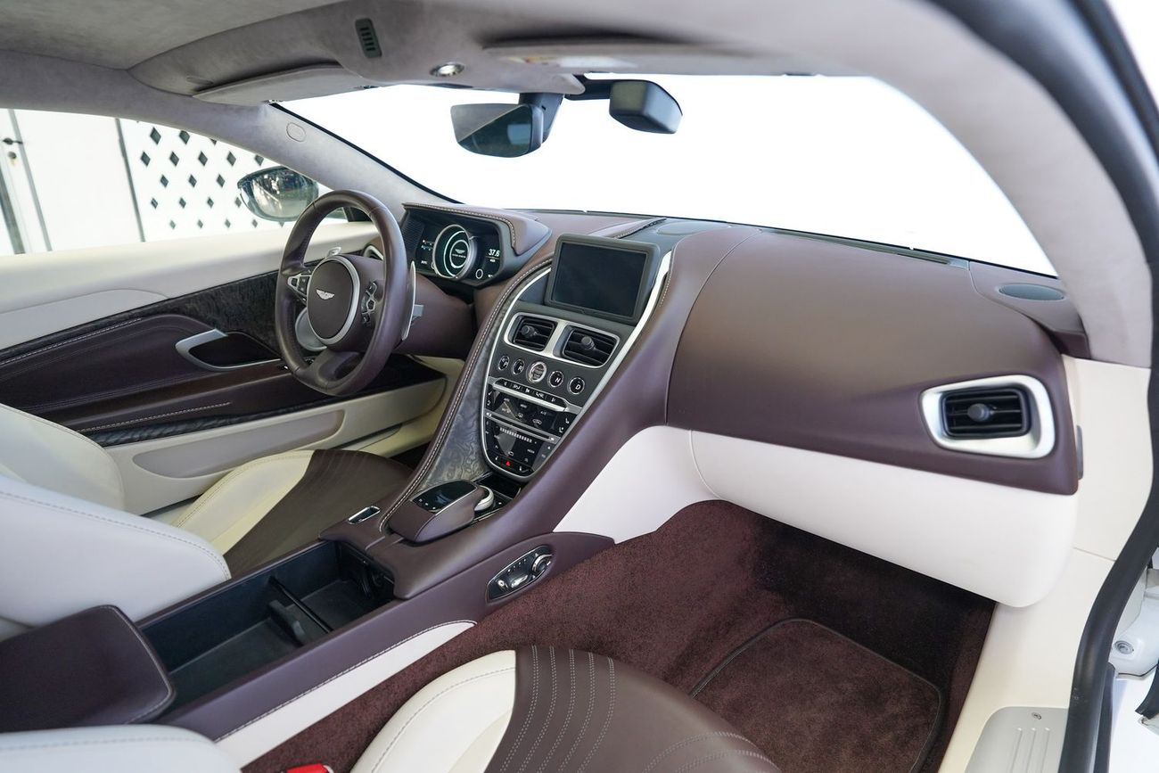 Aston Martin DB11 Std 5.2L