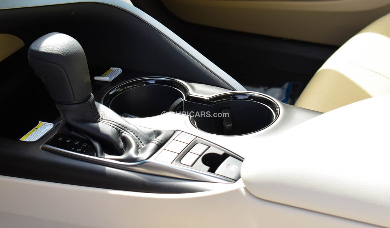 Toyota Camry LE Hybrid 2.5 L