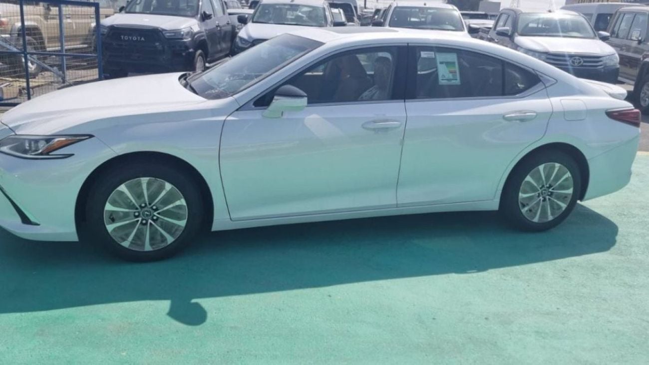 Lexus ES 300 2.5 L  HYBRIED  2024 MODEL GCC