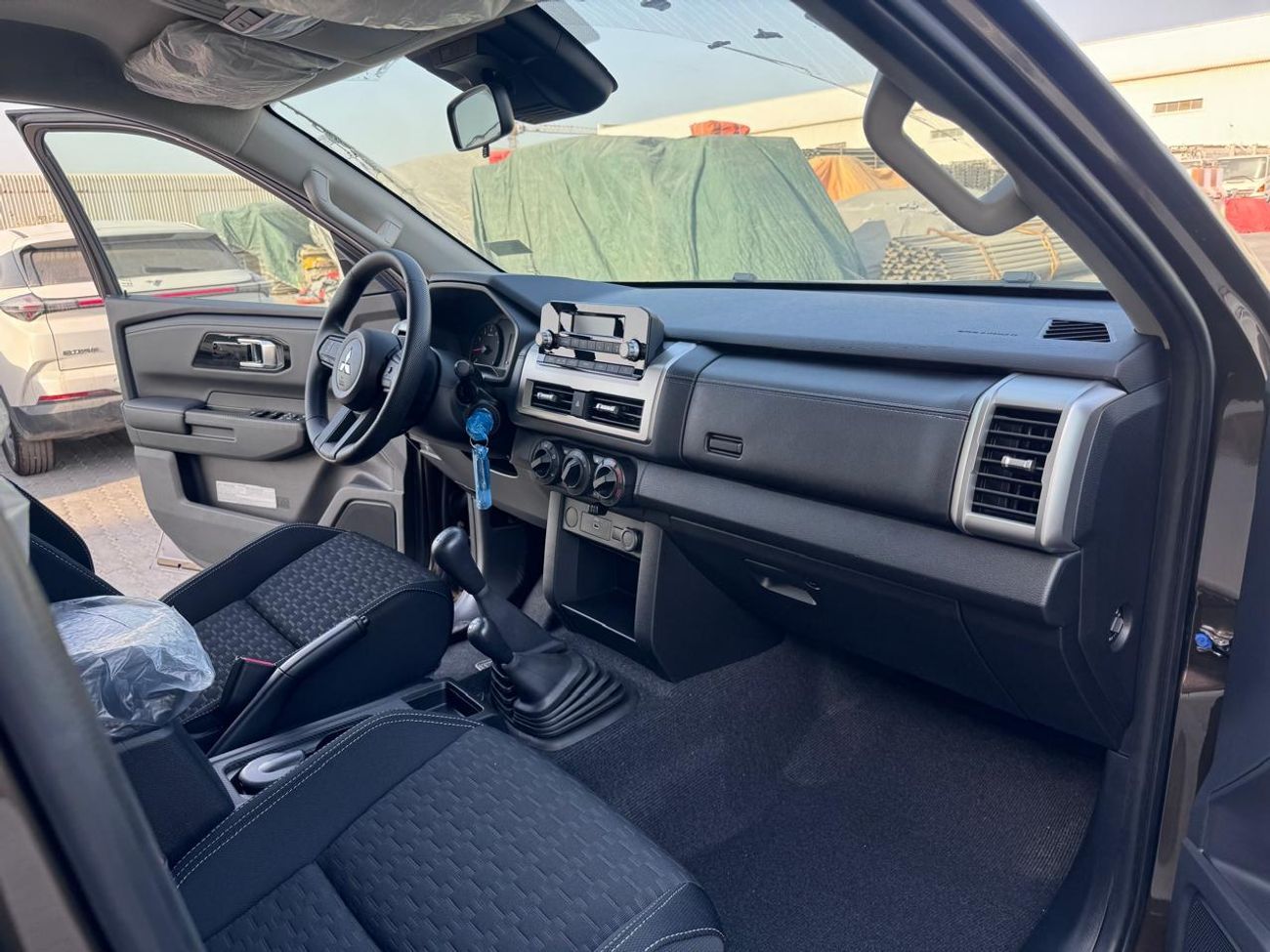 Mitsubishi L200 MITSUBISHI L200 Petrol Double Cabin 4WD 5MT 2.5L GLX_Basic Option_Bronze