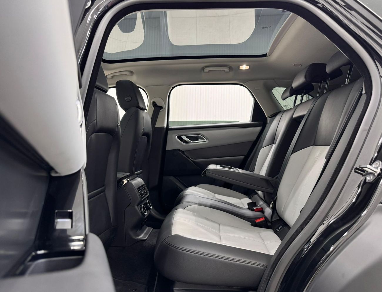 Land Rover Range Rover Velar 2025 Range Rover Velar SE Dynamic P250, 5 Years Agency Warranty + Service Package, Brand New, GCC