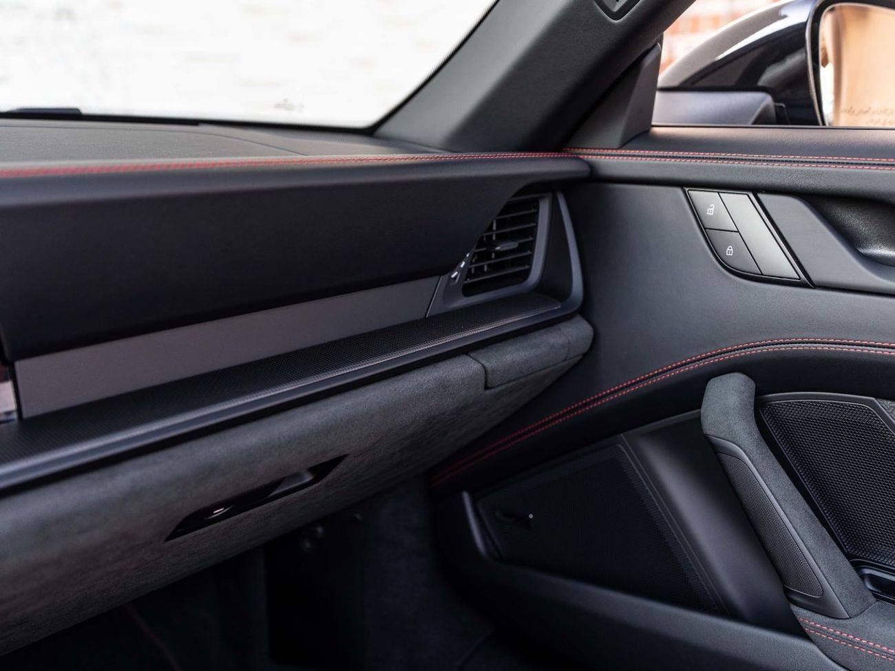 بورش 911 Carrera GTS 3.0L (450 HP) Convertible