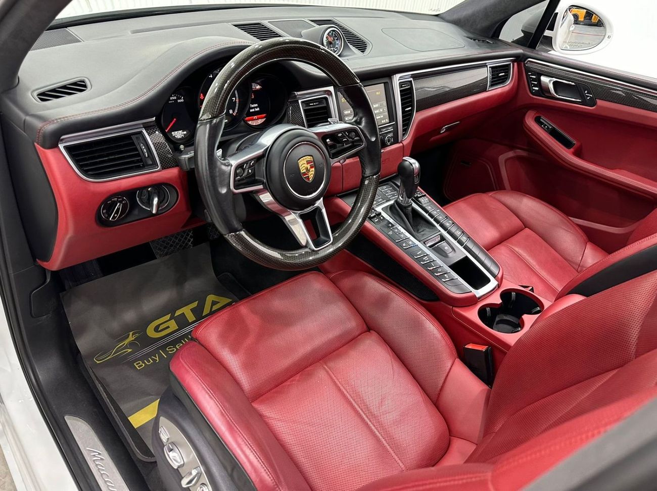 Porsche Macan 2015 Porsche Macan Turbo, Full Service History, Carbon Fiber Package, Excellent Condition, GCC