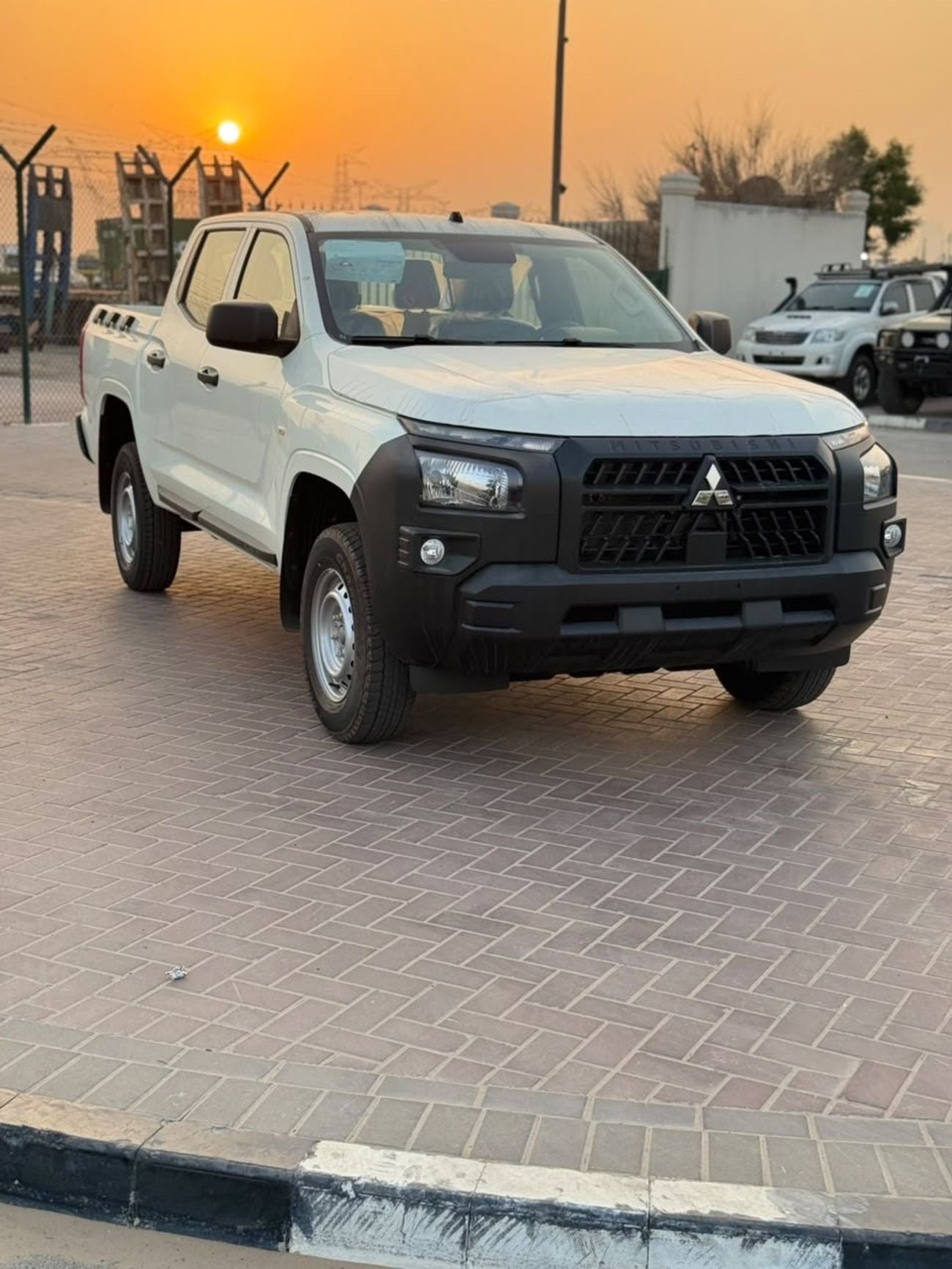 ميتسوبيشي L200 2.4 Petrol manual ميتسوبيشي L200 2.4 لتر بنزين ناقل حركة يدوي 2027