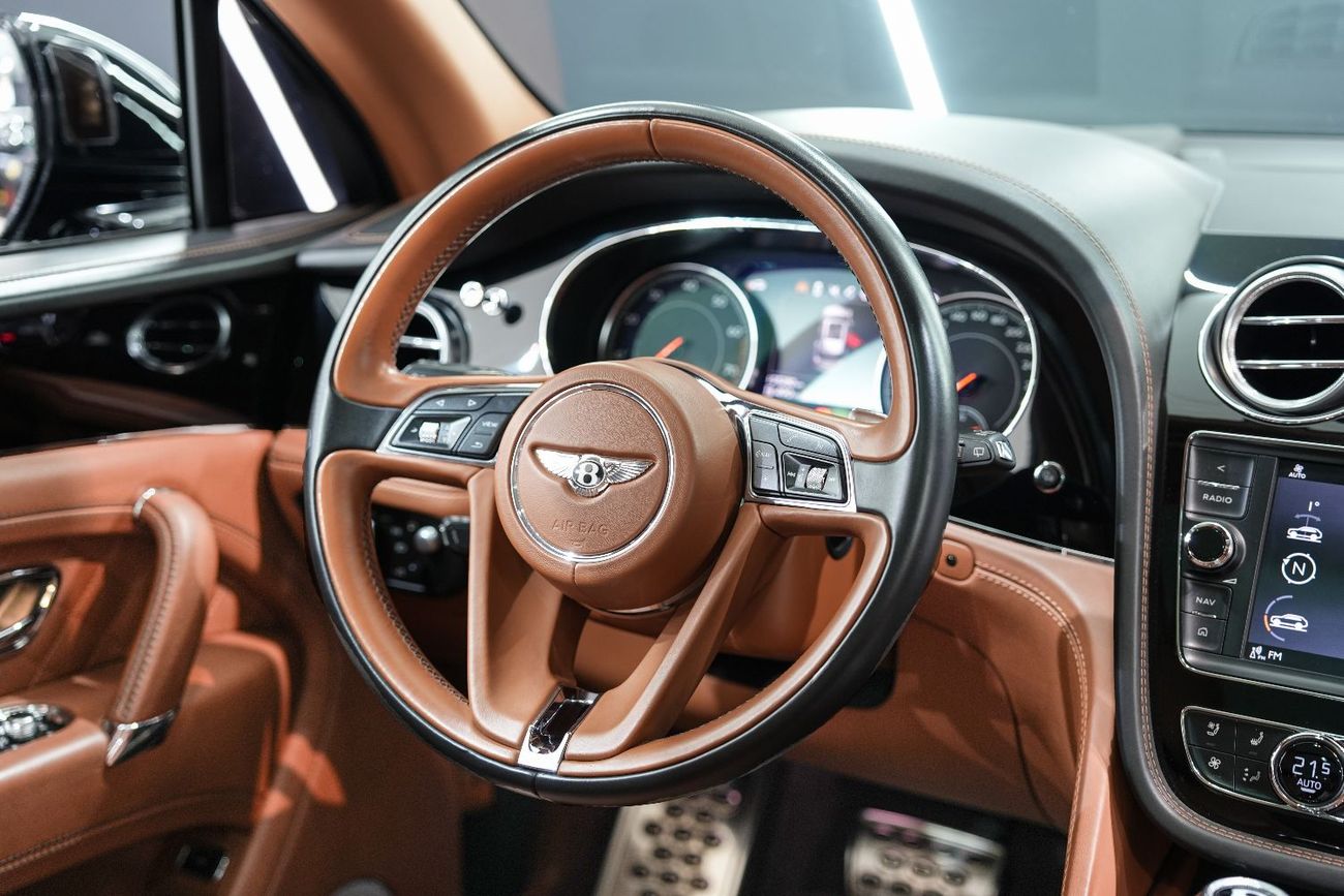 Bentley Bentayga 2018 Bentley Bentayga W12, Carbon Fiber Exterior, Rear-Seat Entertainment/Picnic Tables, GCC Specs!!