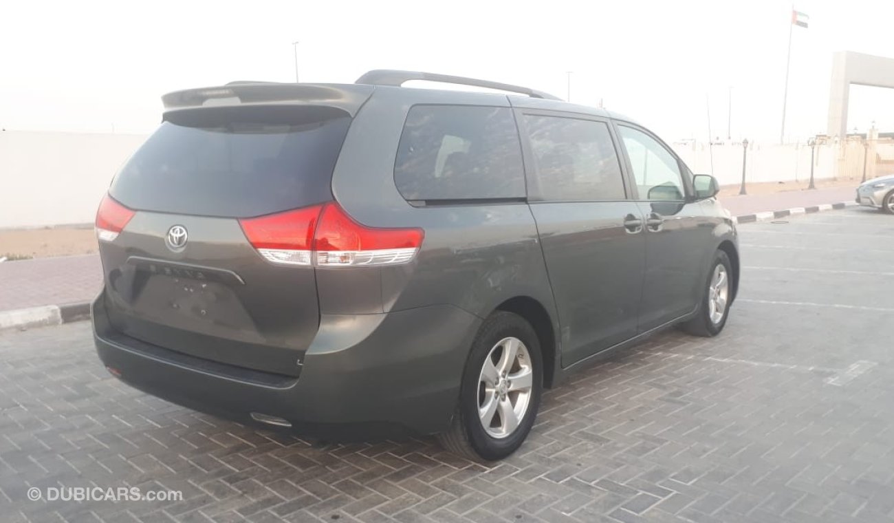 Toyota Sienna LE