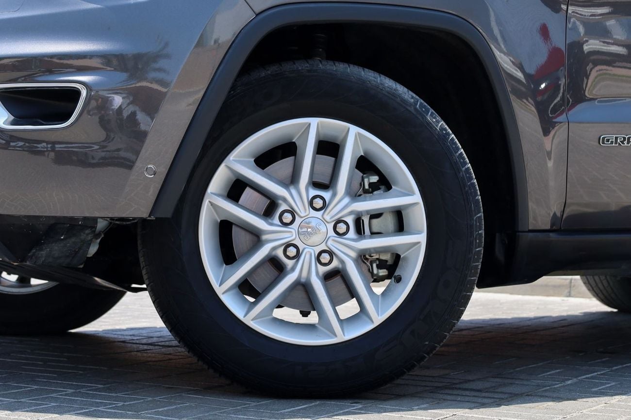 جيب جراند شيروكي Jeep Grand Cherokee Laredo 2017 GCC under Warranty with Flexible Down-Payment/ Flood Free.