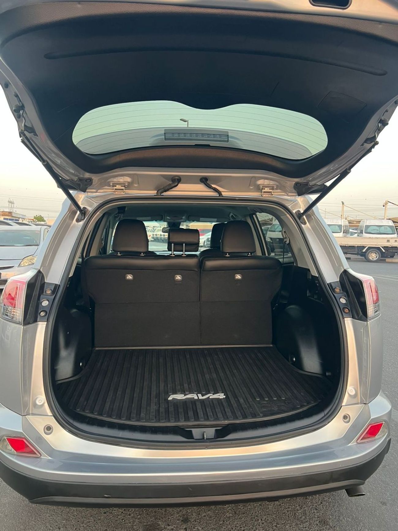 تويوتا راف ٤ 2017 Toyota Rav4 LE 2.5L V4 Mid Option - 4x4 AWD - Leather Seats -