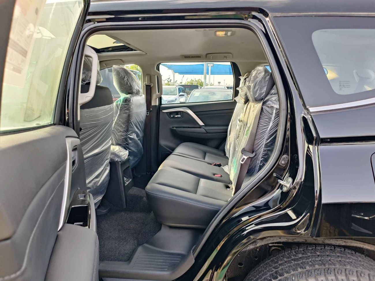 Mitsubishi Montero Sports / 3.0L /  Leather Seats / Push Start / Sunroof  / 4WD (CODE # 67942)