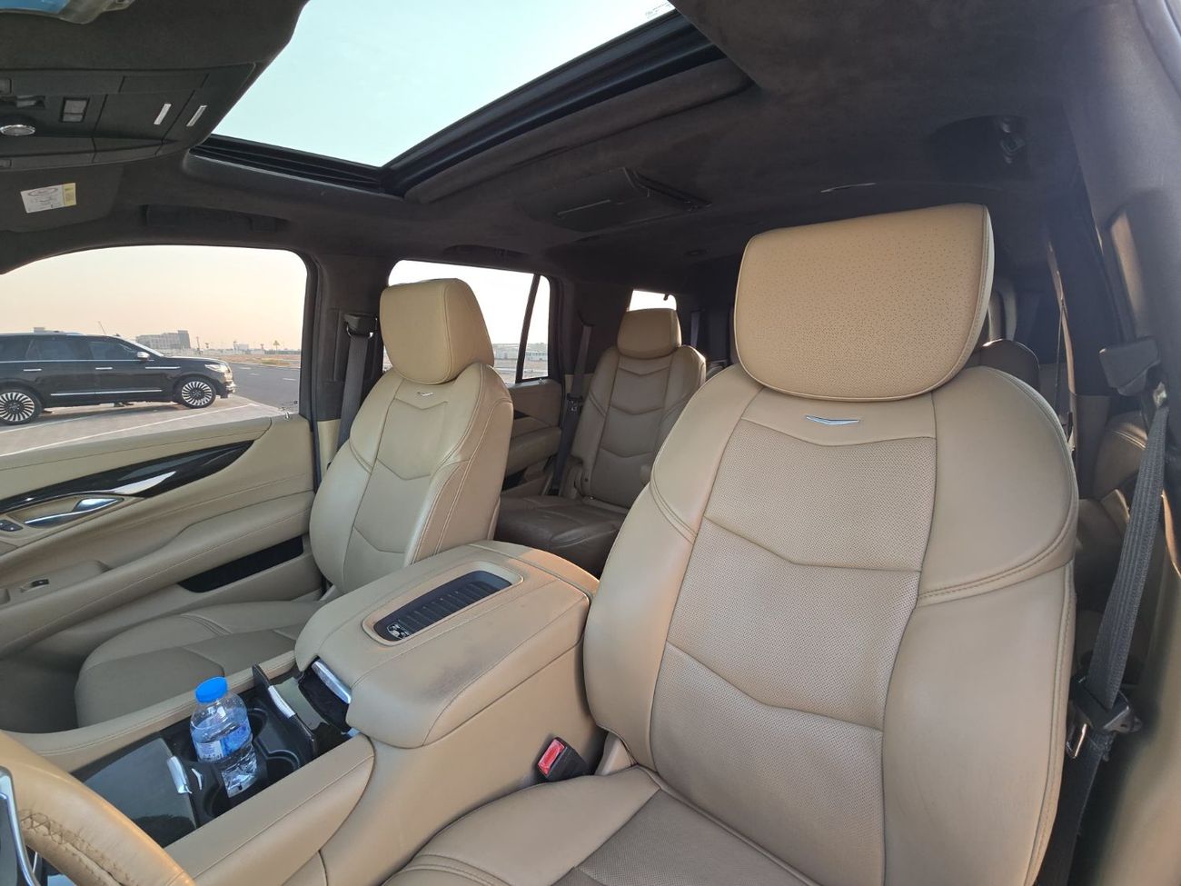 Cadillac Escalade Platinum 6.2L CADILLAC ESCALADE 2018 GCC 2KEYS // ORGINAL PAINT // GOOD CONDITION INSIDE OUT SIDE